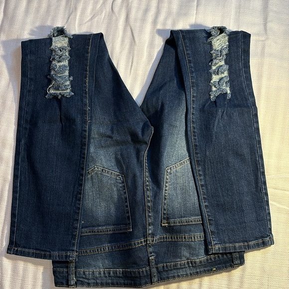 2/$30 VIP Distressed Rip 5 Pocket Jeans Size 11/12 - Picture 5 of 9